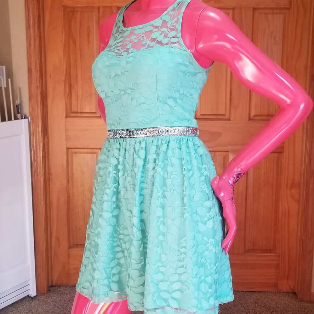 Lace dress - Picture 3 of 7